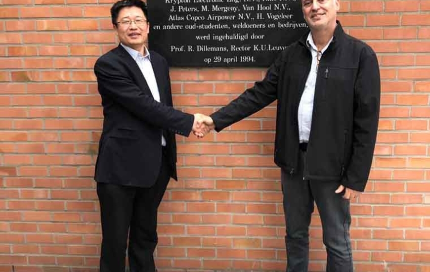 Shoufeng Yang shakes hands with Avi Cohen (XJet)