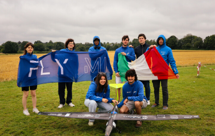 The team shows the aircraft (ph. Xenia/Polimi)